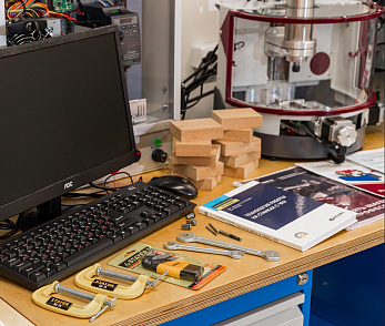 Станок фрезерный с числовым программным управлением, оснащенный щитком-экраном из оргстекла – портал поставщиков НСППО - 8